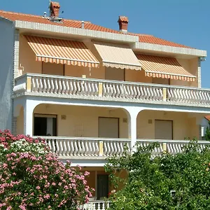 Gostinjska kuća Mira, Rab Town